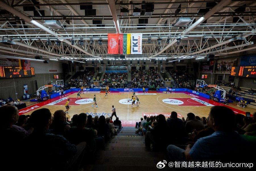 NCAA卫冕冠军密西根大学男篮第二场77比82不敌立陶宛男篮二队欧洲篮球NCAA