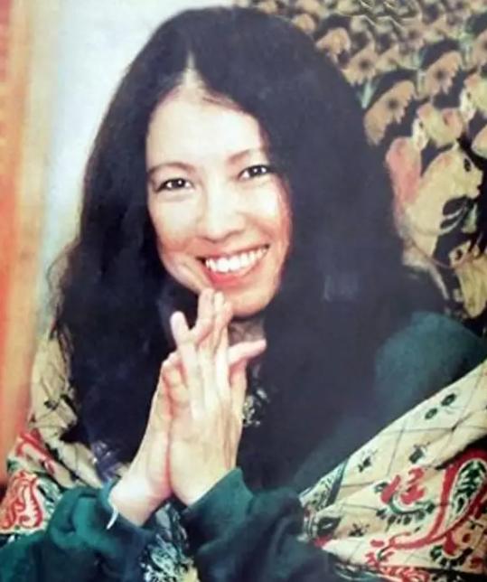 三毛说过一段特别戳心的话：
“一个太过文艺的人，注定不会太快乐，心里有爱、有善良