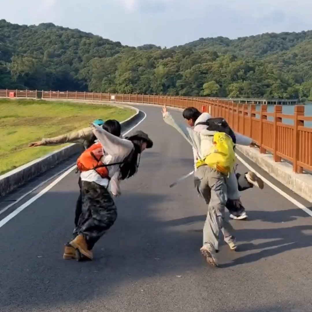 清晨的登山道，阳光刚洒在树梢上，我和姐妹们背着各自的登山包冲了出去！🌞 脚步像