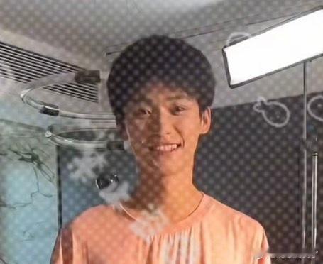 我对你笑一下 你就不会拿我怎么办对吧…..！ 