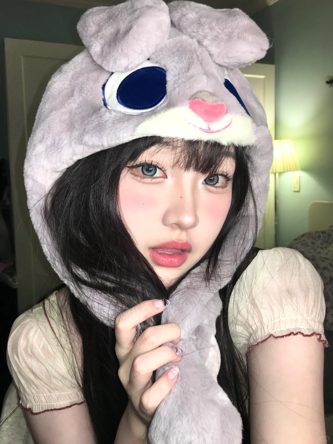 细心的人会发现悄悄换上了新美甲