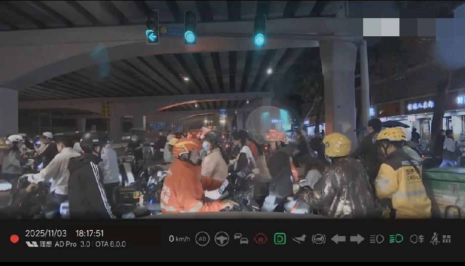 理想车主发视频爆料“广州电鸡乱象”:绿灯都亮起了有四五十秒，作为斑马线前第一台车