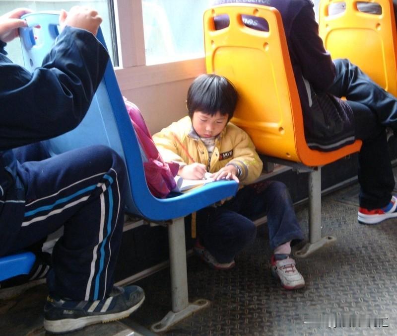 勤奋和聪明哪个更重要？这就像在问左脚和右脚哪个更重要一样难选。
我有个朋友，脑子