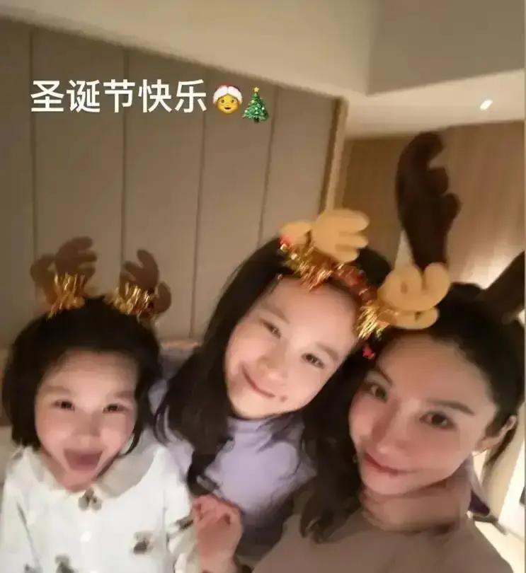 离婚3年，她靠带娃净赚1.2亿
 
齐娇没拿赌王家族一分钱，把两个女儿带在身边，