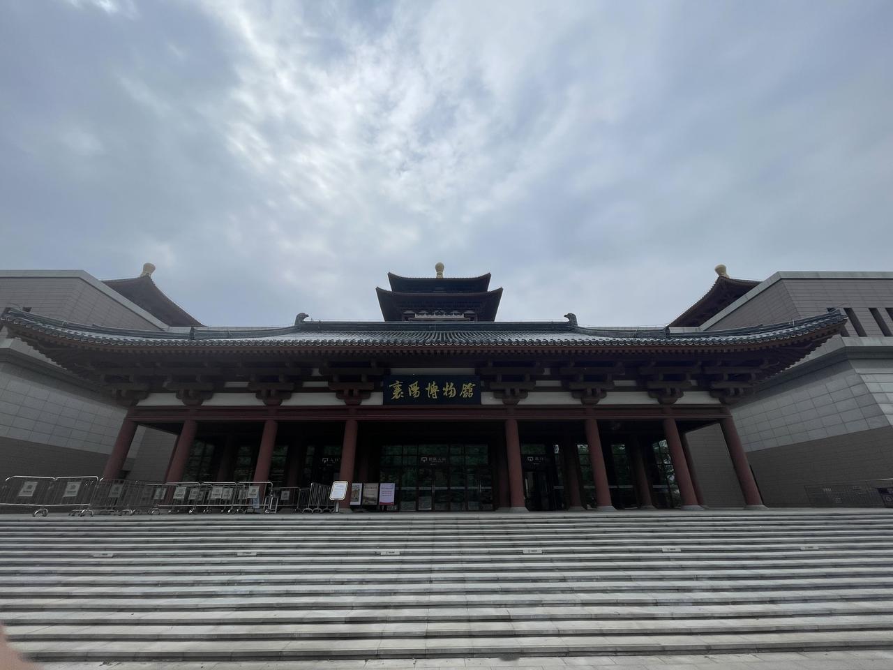 襄阳的博物馆太哇塞了！比起武汉的省博，只少了一把越王勾贱剑。餐具比五星级大酒店的