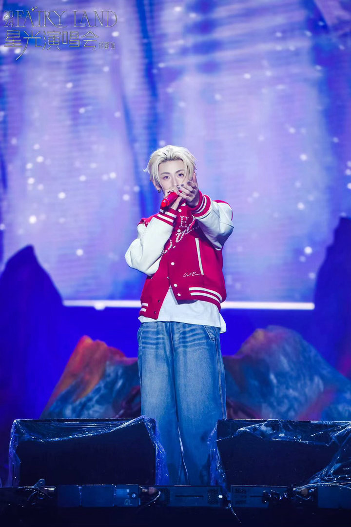 王琳凯第一口粉丝先吃王琳凯喂粉丝吃东西救命！王琳凯的吃播也太有梗了！自己埋头干饭