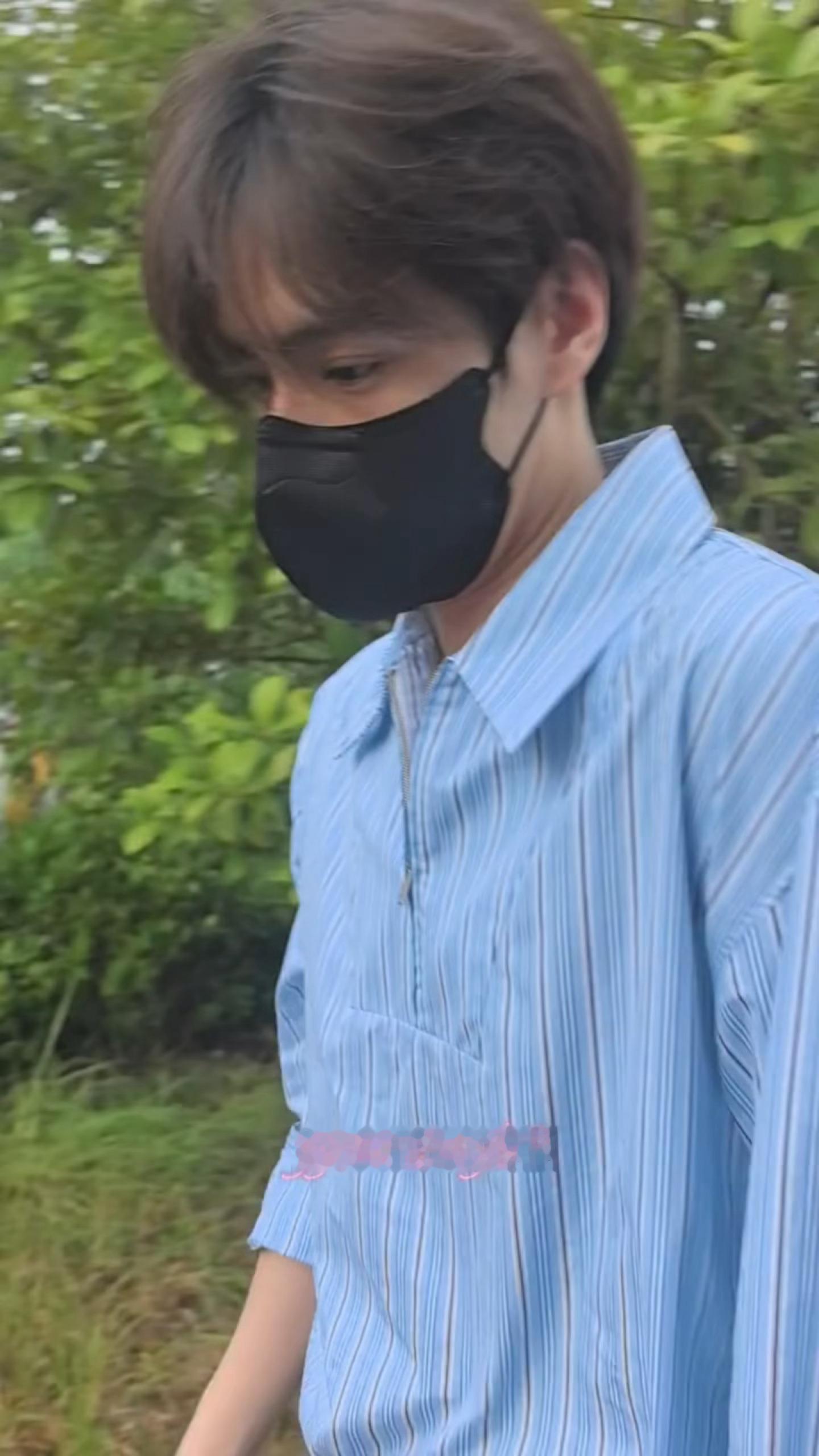 刚回国！胡一天真来探班田曦薇了！！！！PS：请看助理手里提的塑料袋，草莓牛奶真的