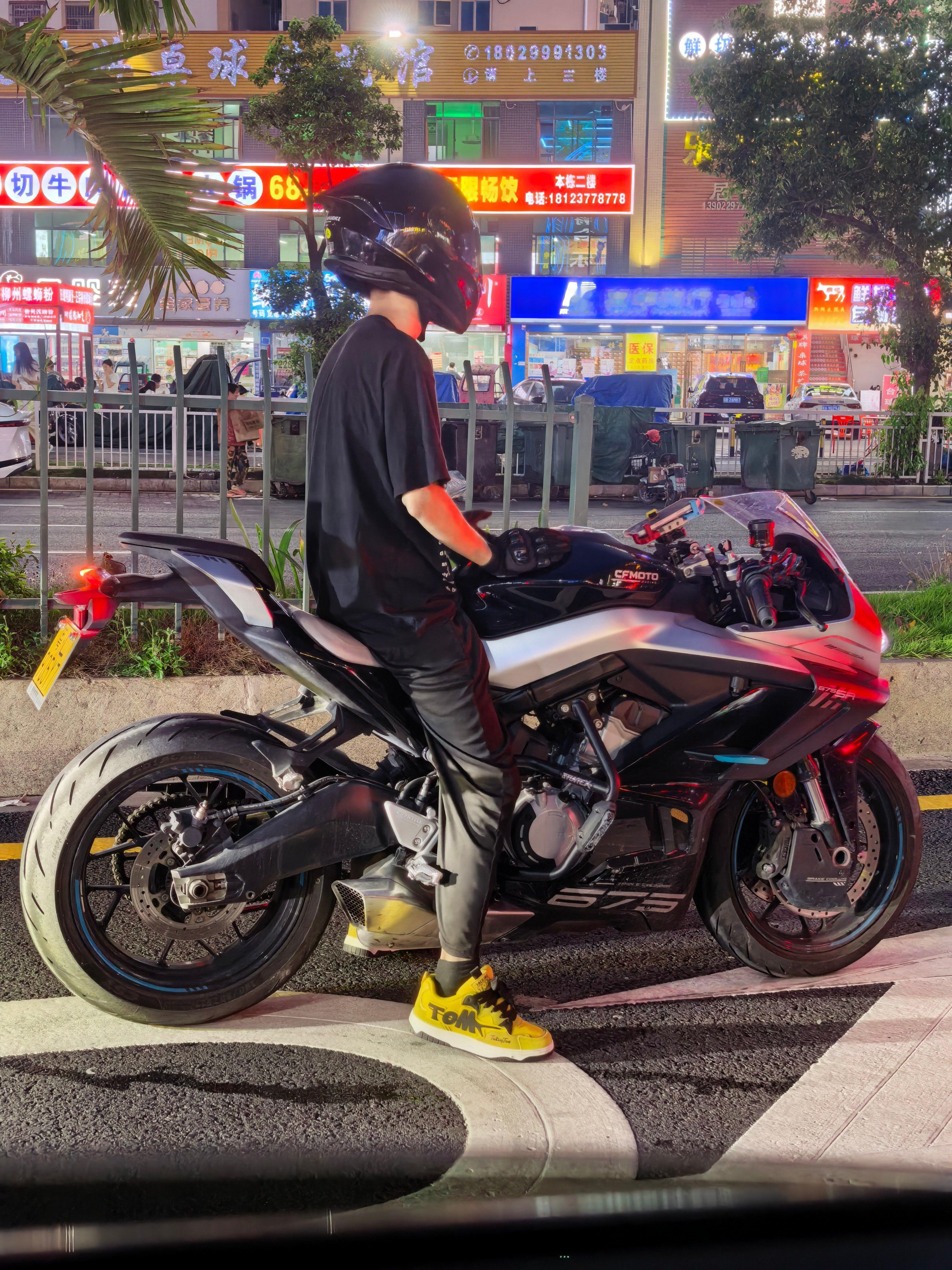 此时此刻在等红绿灯，遇到旁边一个骑摩托车的小伙子。感觉这摩托车声浪挺霸气的，有谁