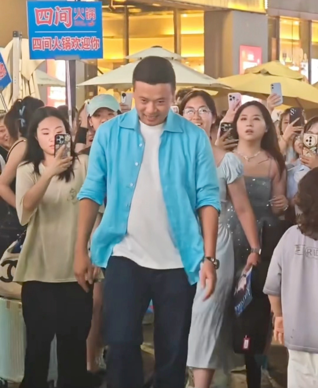 王俊凯不愧是林大厨的白月光，有网友去林大厨餐厅打卡，服务员知道两人是王俊凯粉丝之