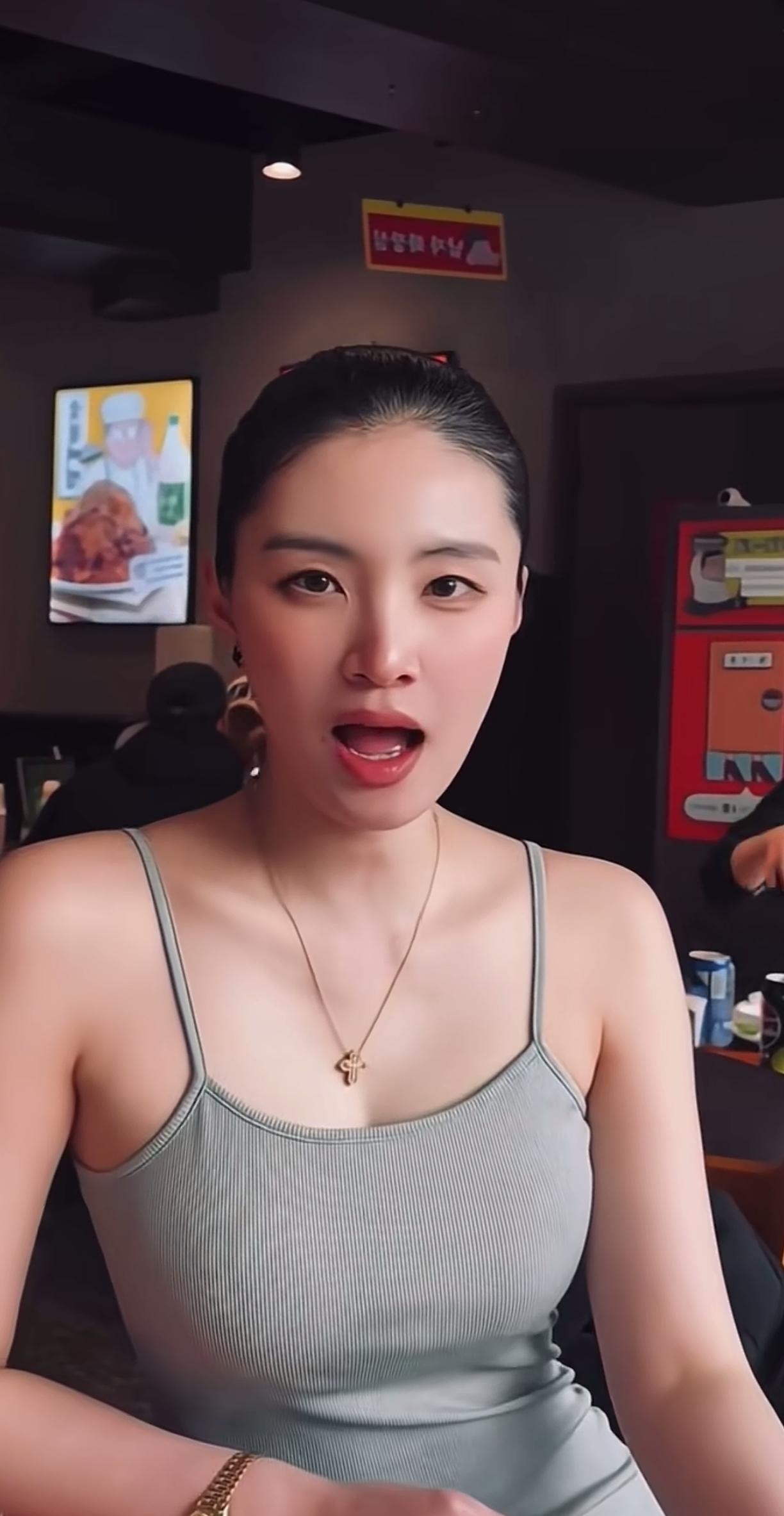 感觉这妹子有故事[比心]