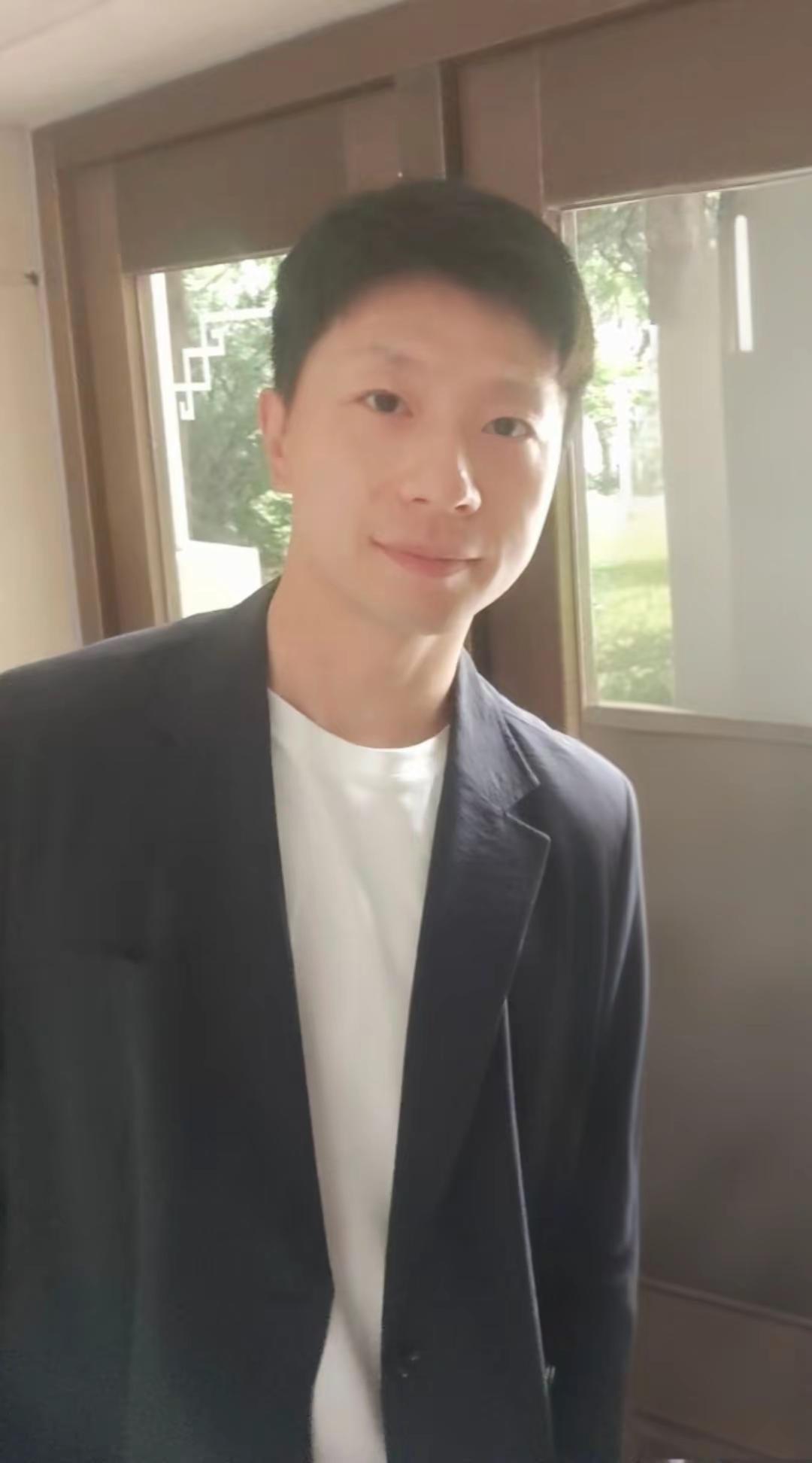 新鲜的正装龙，好萌。马龙 萌