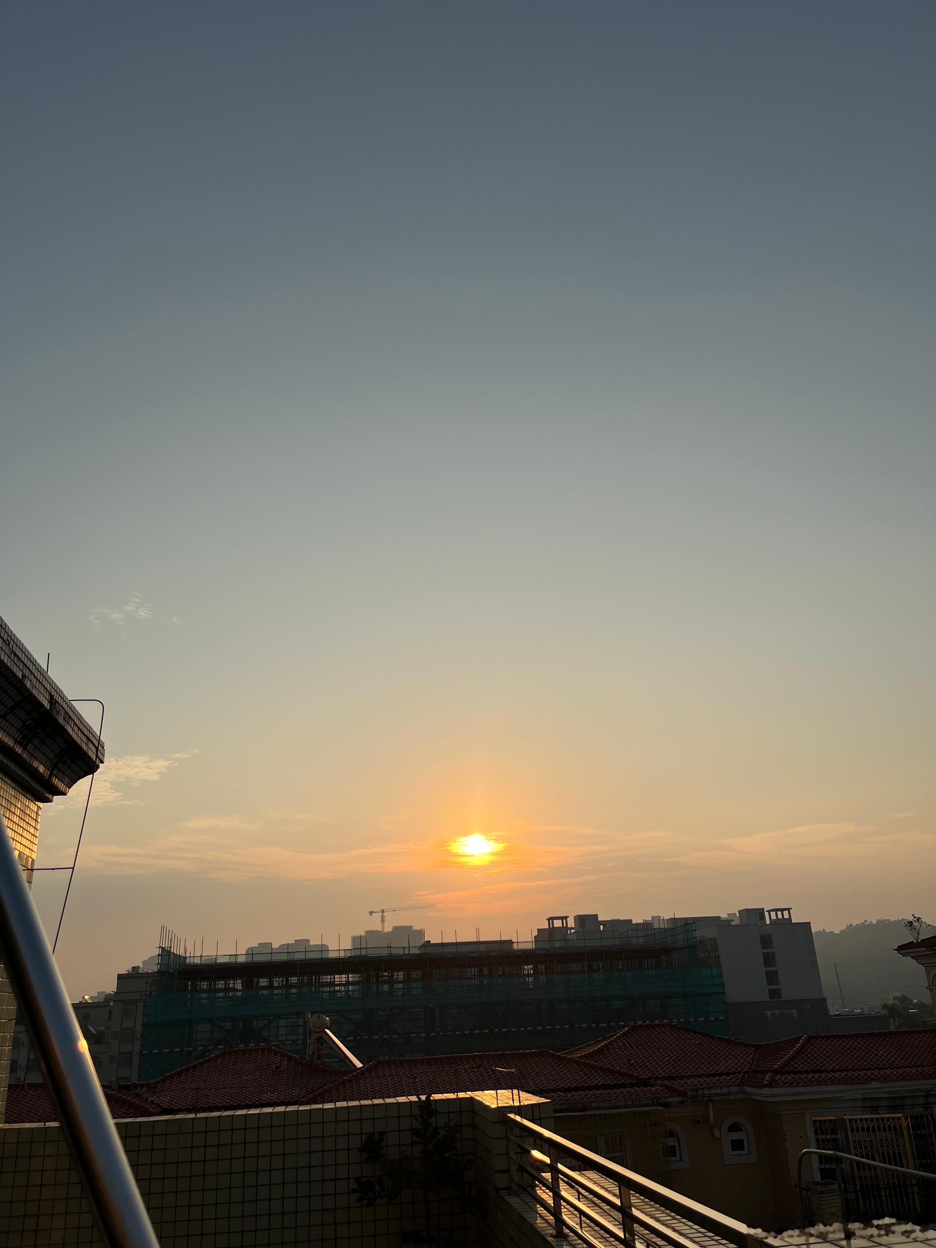 好耀眼的太阳，早起打卡运动啦[手指比心] ​​​