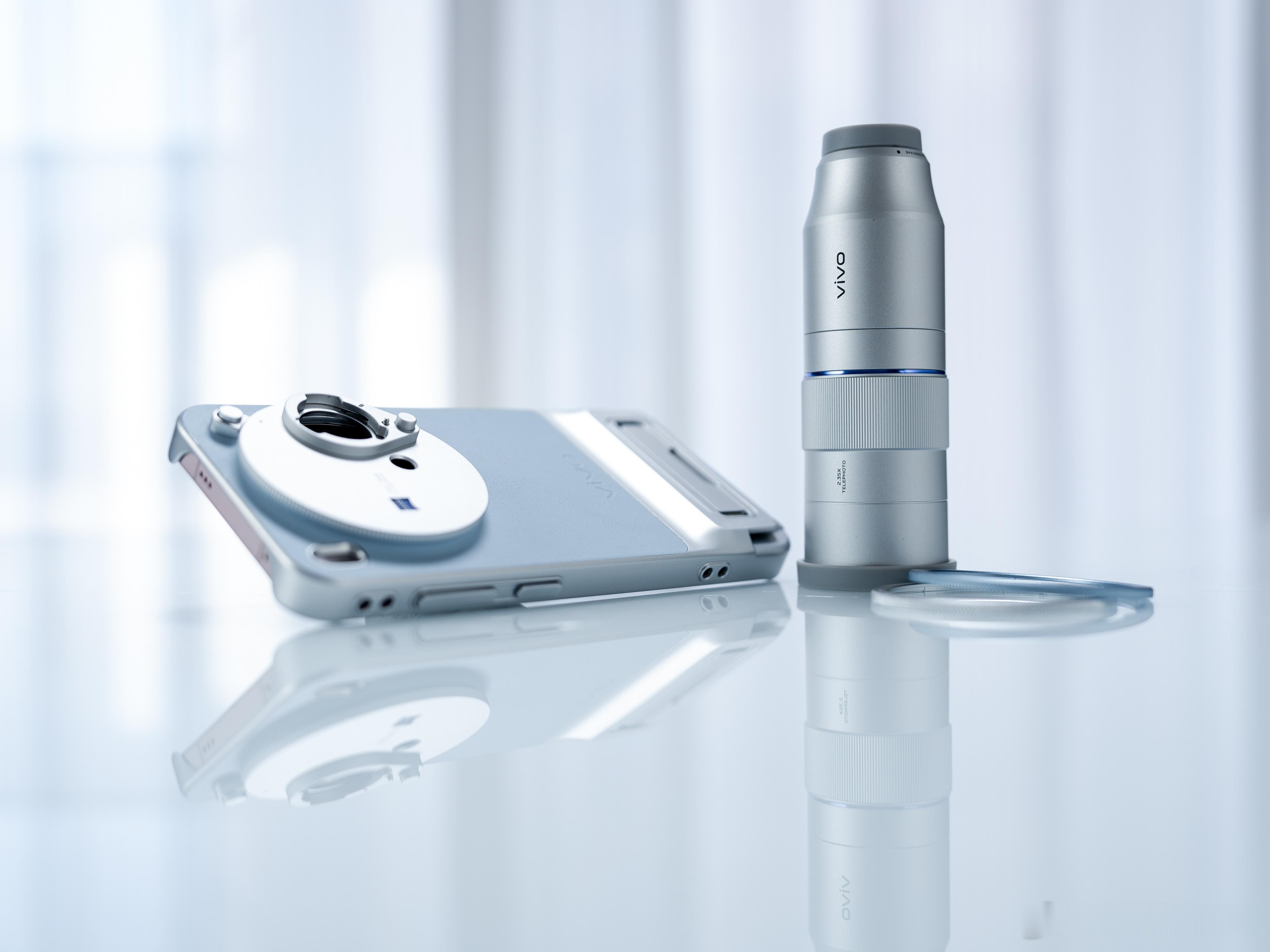 当我给vivo X300装上增距镜套装后，那就是纯正小钢炮了，这银色版本确实好看