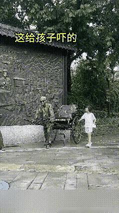 吓到宝宝了，街头以假乱真的塑像们！