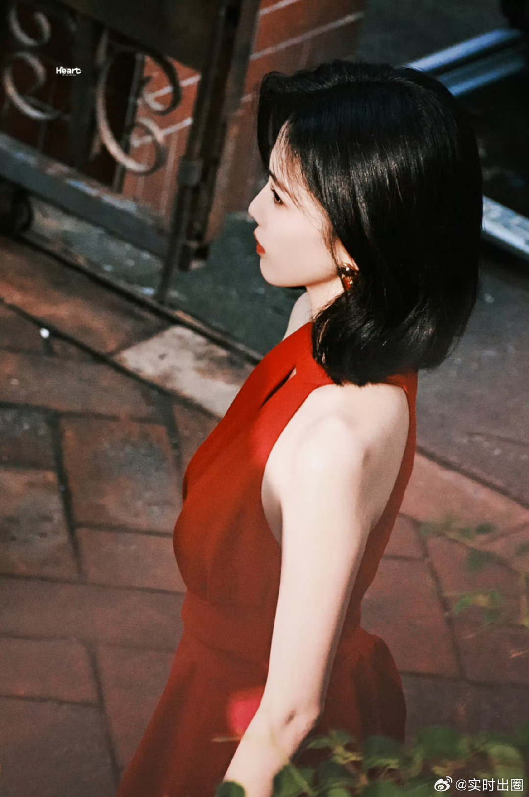 白鹿王韵娜挂脖红裙好明媚 红裙衬得皮肤白到发光，整个人都在闪闪发光 白鹿红玫瑰既