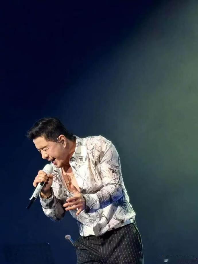 杨坤说歌手不是那么好当杨坤聊当下音综现状，录播模式很难刺激大家，直播更能展现真实