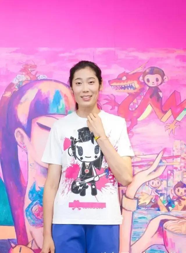 发现了吗，这些奥运冠军竟然都是农村出身：
 
1.	王军霞

万米跑奥运冠军，出