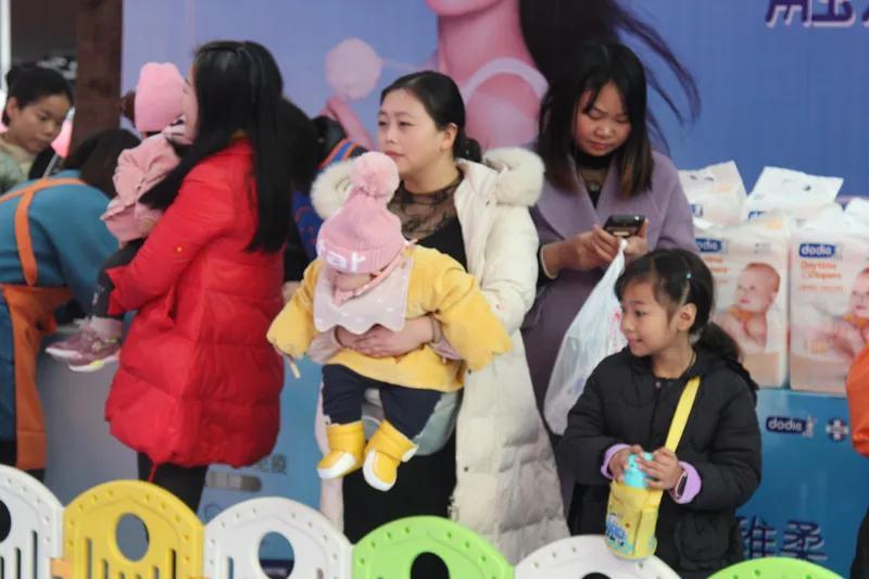 婆媳之间，
“出钱”和“出力”真的能二选一吗？
 
有人说
婆媳相处
要么出钱要