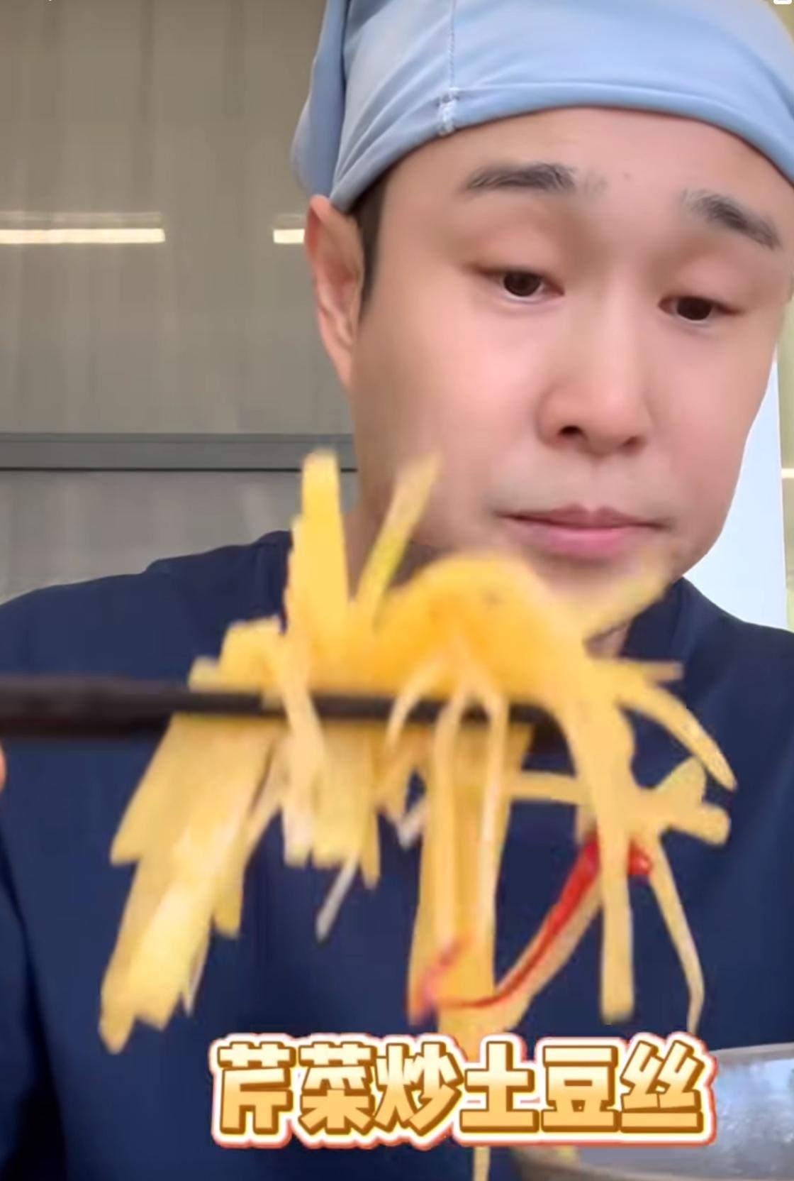 小沈阳真的把披荆斩棘录成了《中餐厅》！
别人在排练室拼命排练，他天天在宿舍开火。