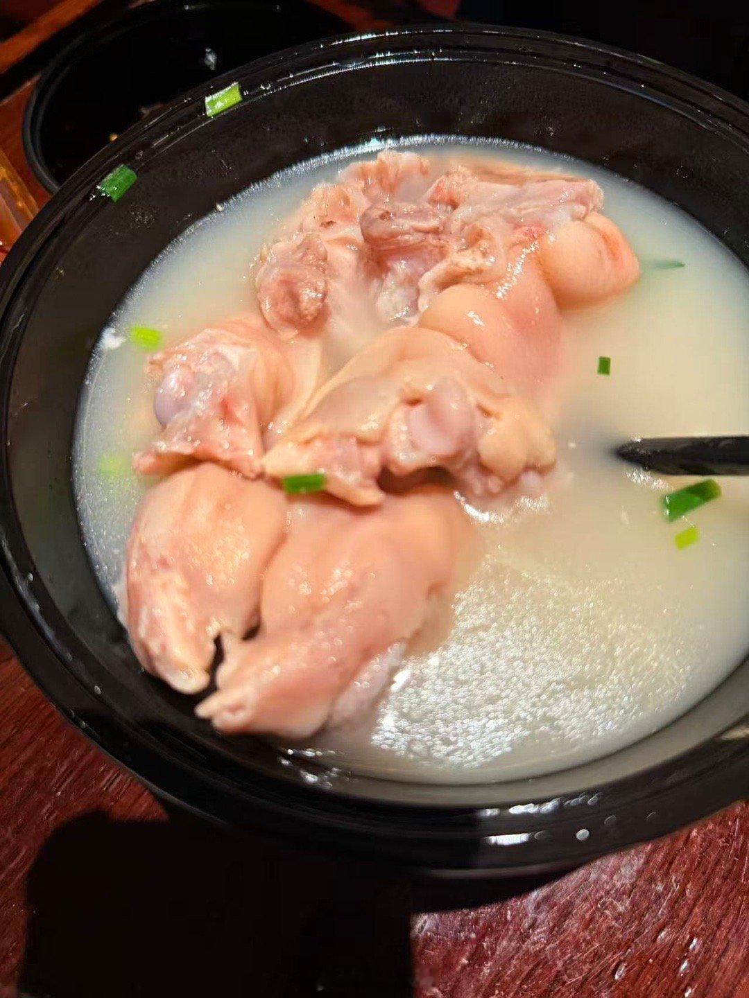 乖妈说下雨，晚饭不吃了；旋即决定外卖小时候的美食老妈蹄花和兔头。丽晶酒店服务不错