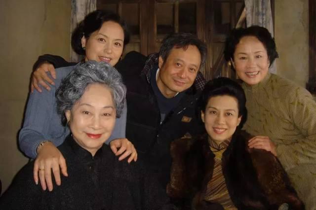 这张5人合照，我一眼就认出了疏眉朗目、英武帅气的李安导演，柳眉凤眼、唇若丹霞的卢