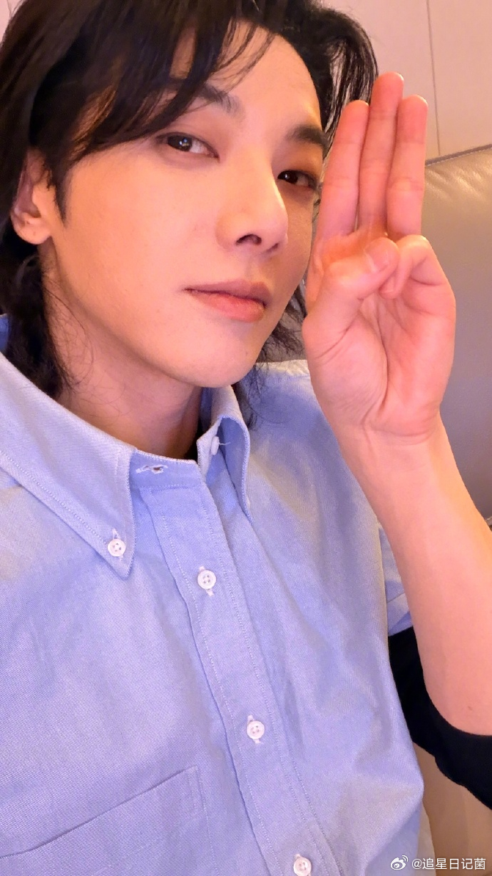 华晨宇脸颊肉回归 华晨宇有了脸颊肉之后怎么更帅了，状态太好了期待今年的三块地！ 