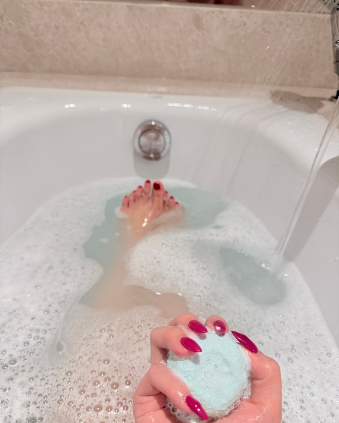 我洗澡必须放歌，还要跟着唱，虽然跑调但超爽！从浴室出来嗓子都哑了，但心情美滋滋。