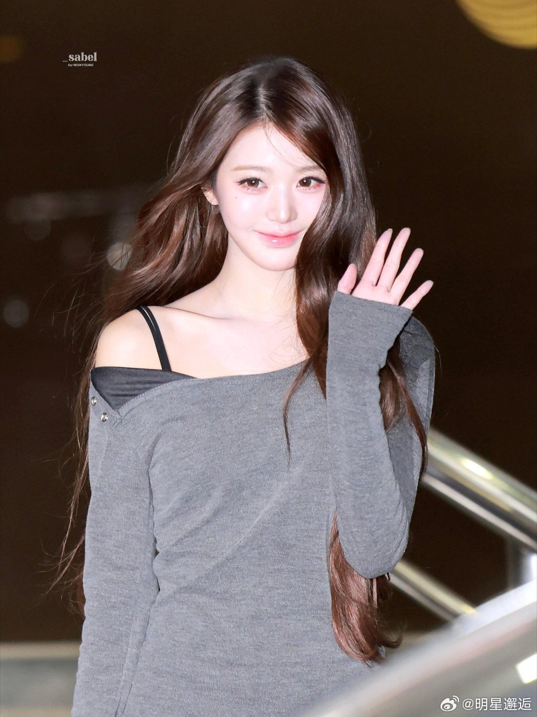 张元英下班穿搭，美的太过闪耀！ 