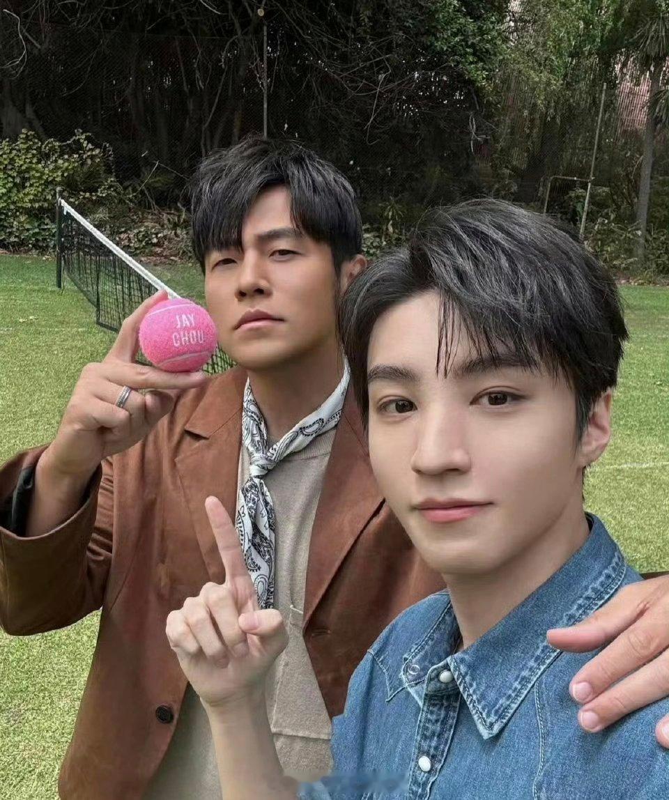 王俊凯ins更新了和周杰伦的合照 