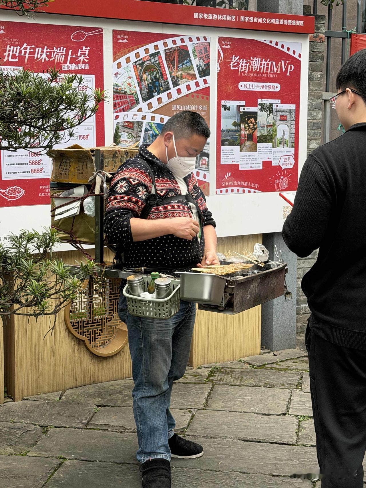 这种站着的烧烤摊你见过吗，感觉应该特别重吧，这个摊主为了生活也太不容易了，也太拼