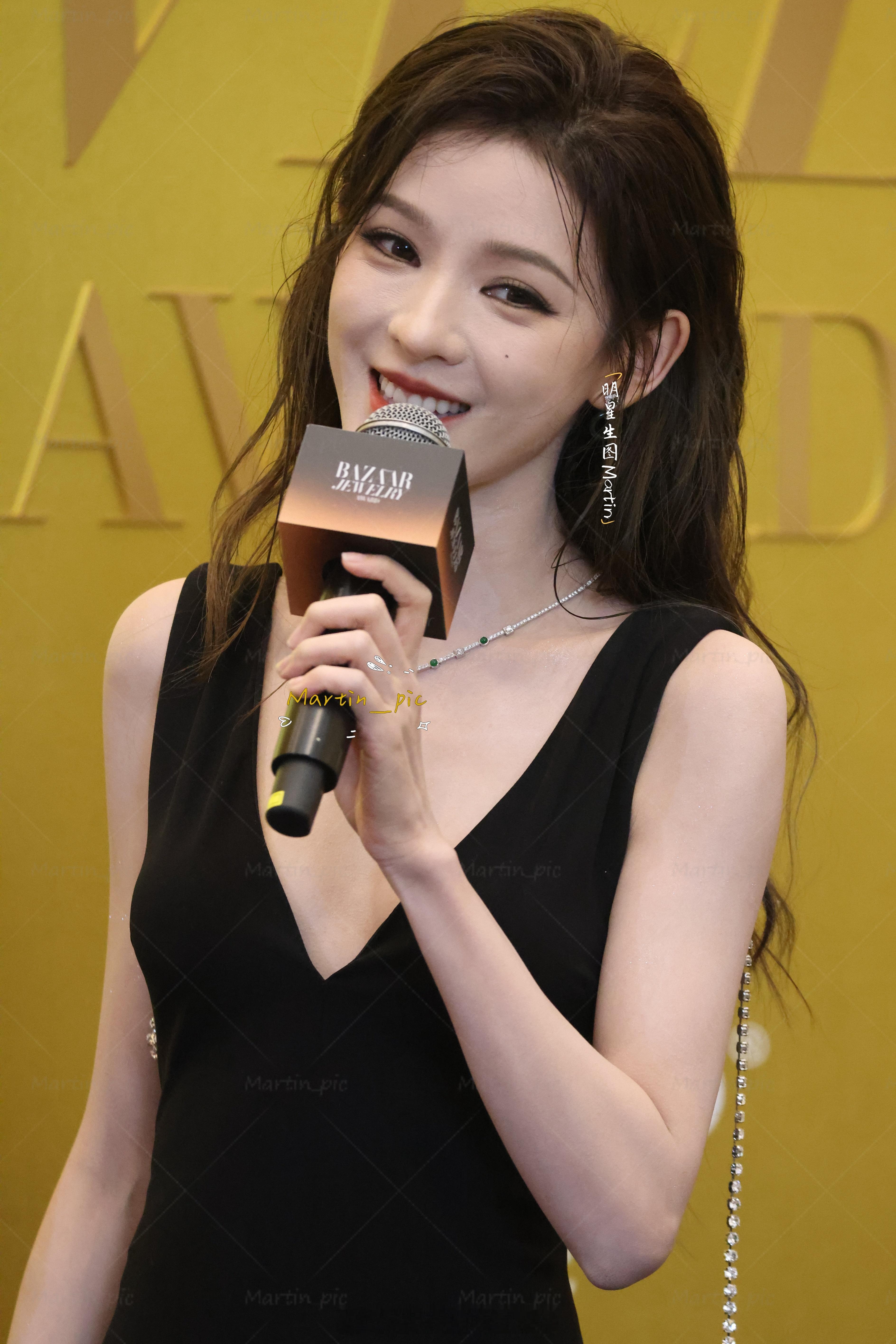 张予曦 张予曦时尚芭莎珠宝年度盛典生图今天是大露背阿瓜又帅又美的老婆姐张予曦时尚