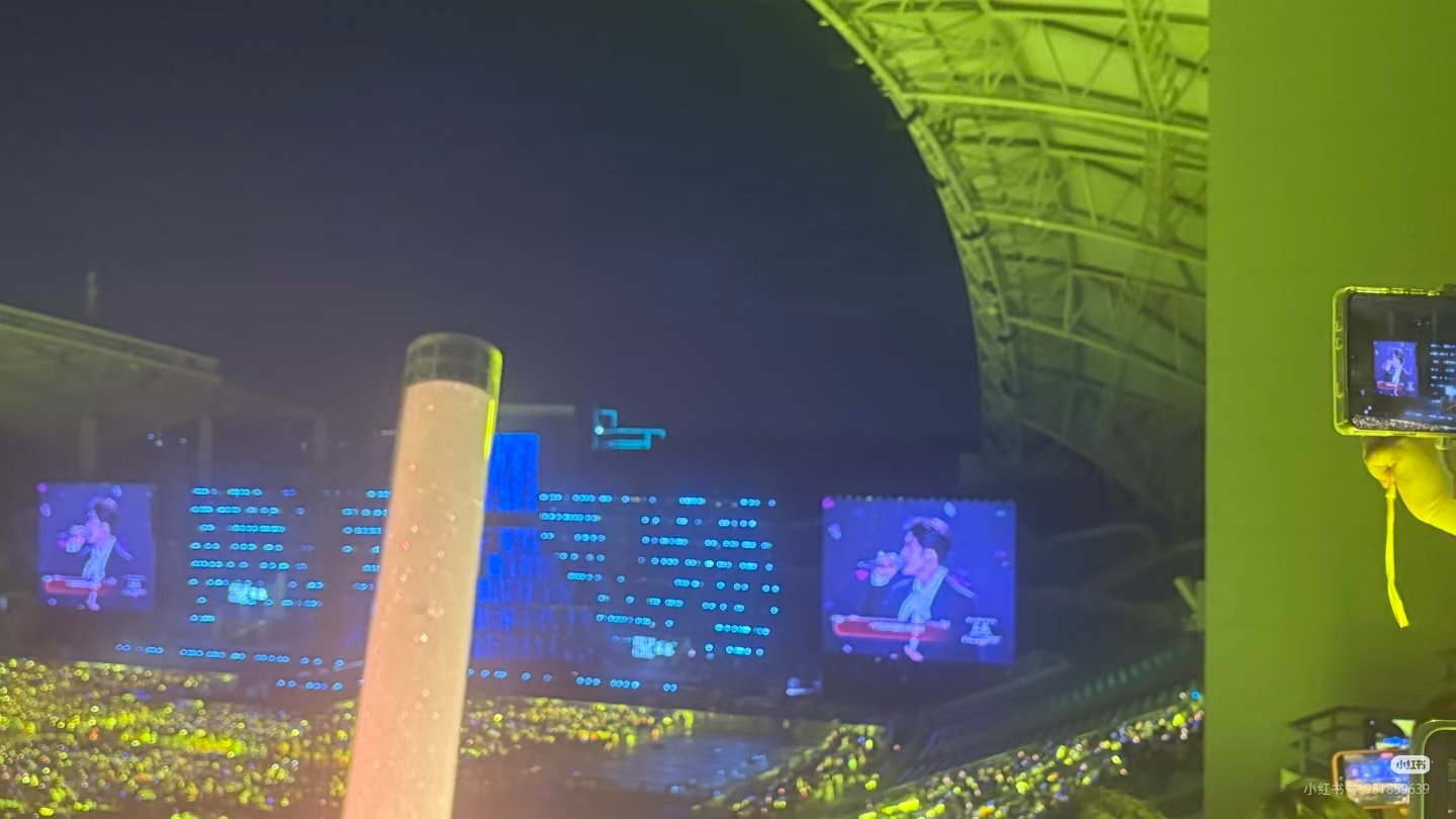 檀健次唱完就下台又被叫回来采访檀健次北影节着迷电影时尚之夜黄海排面，现场这人气?