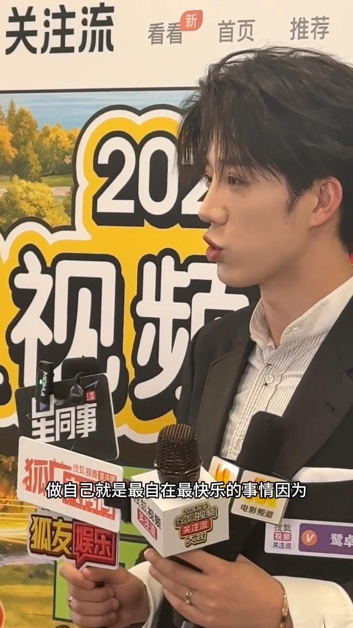 鹭卓谁家的新郎出来迎宾了鹭卓背头西装亮相，一改往日松弛少年模样，成熟氛围感拉满，