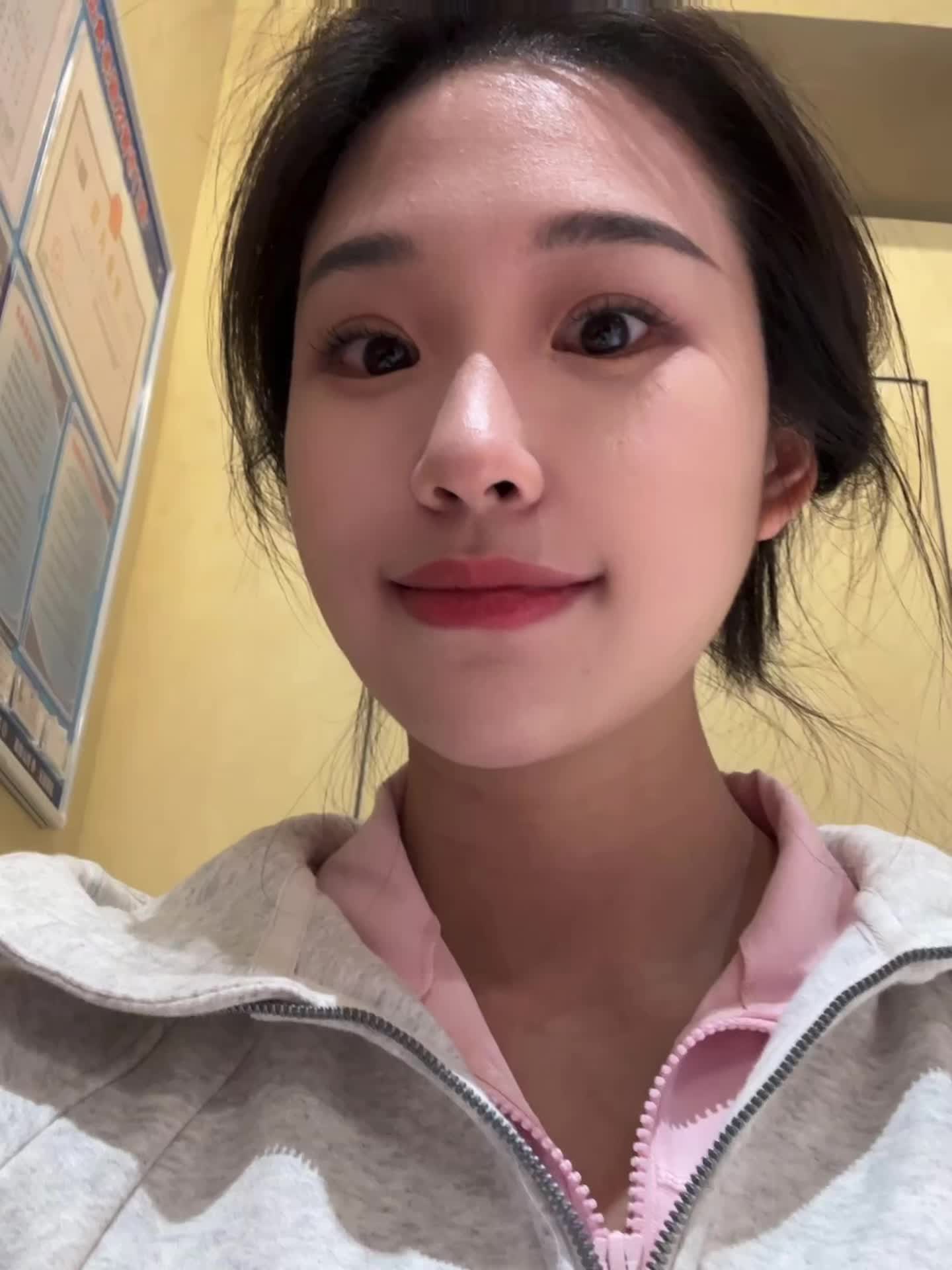 你不擅长拍照，但是却会下意识地拿手机记录下每个瞬间的我，所以我想说的是，我也爱你