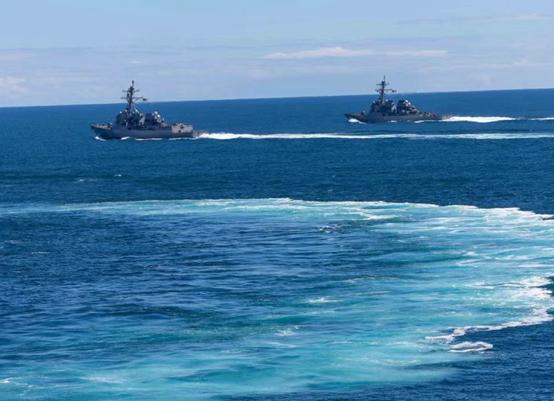 伊朗封锁霍尔木兹海峡，实际上是掐住了美国拿权的“七寸”。美国反向封锁霍尔木兹海峡