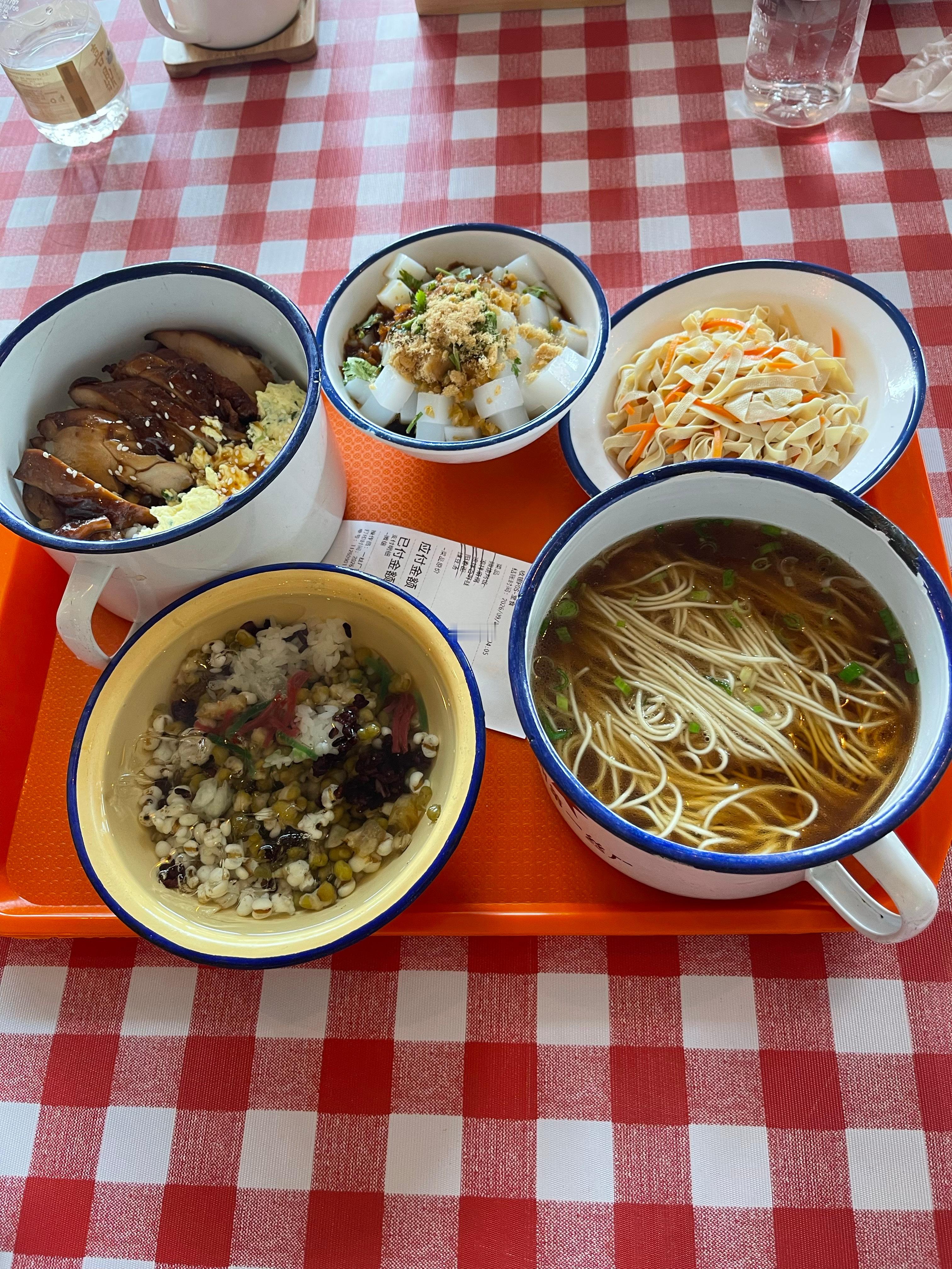 走饿了，先一丝厂食堂吃午饭。食堂办得好、生产干劲高。照烧饭、葱油面、绿豆汤、白叶