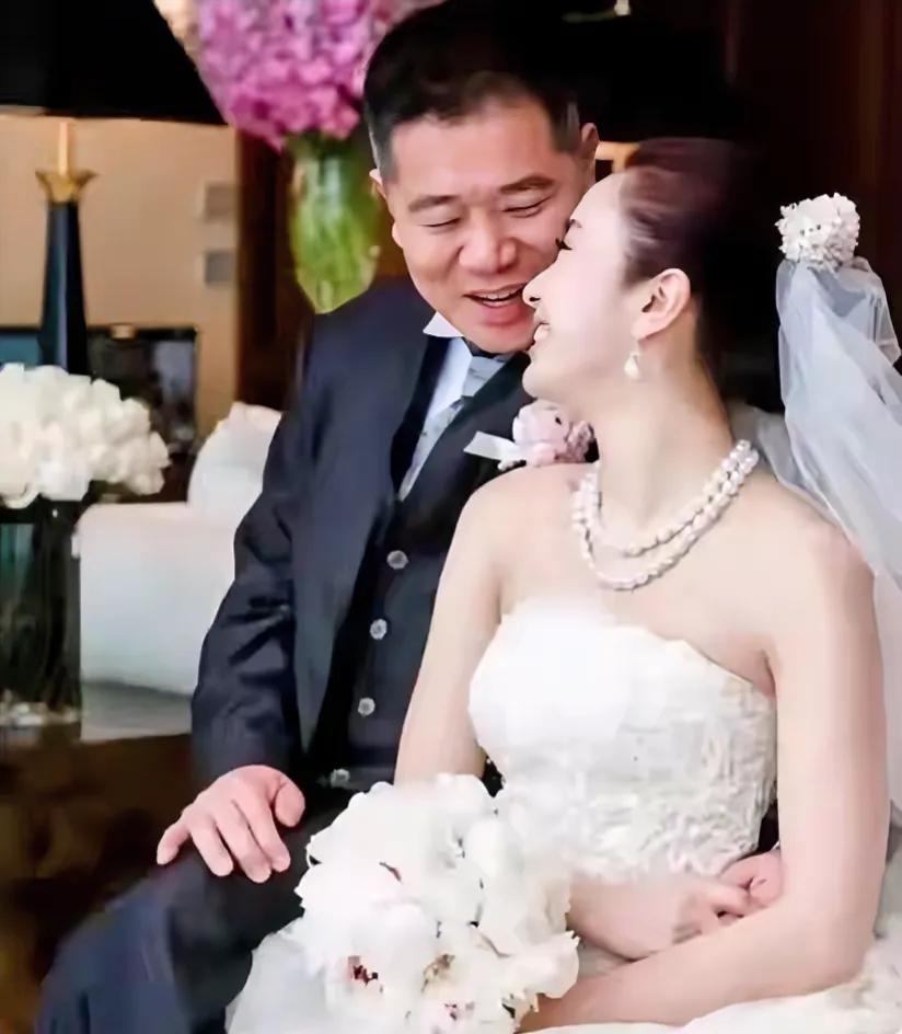 一次宴会上，亿万富翁马廷强对黎姿说：在香港我有报刊生意，每年收入至少1亿多，美中