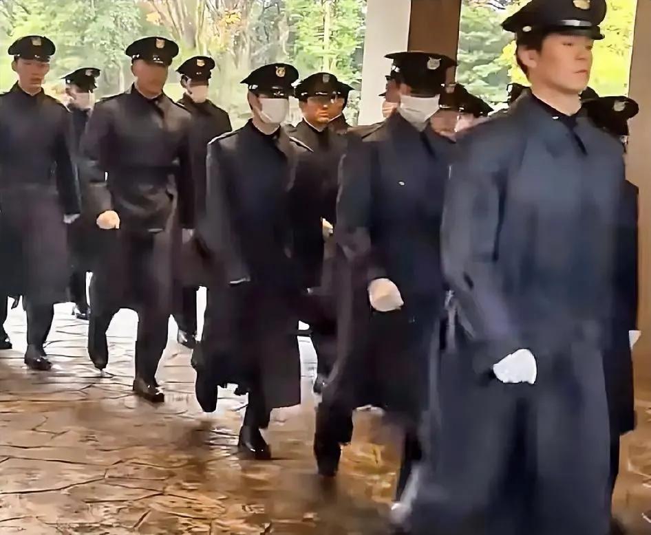 对比一下日本学员和德国军人排排走的架势，道歉与不道歉，气质完全不一样！
看日本，