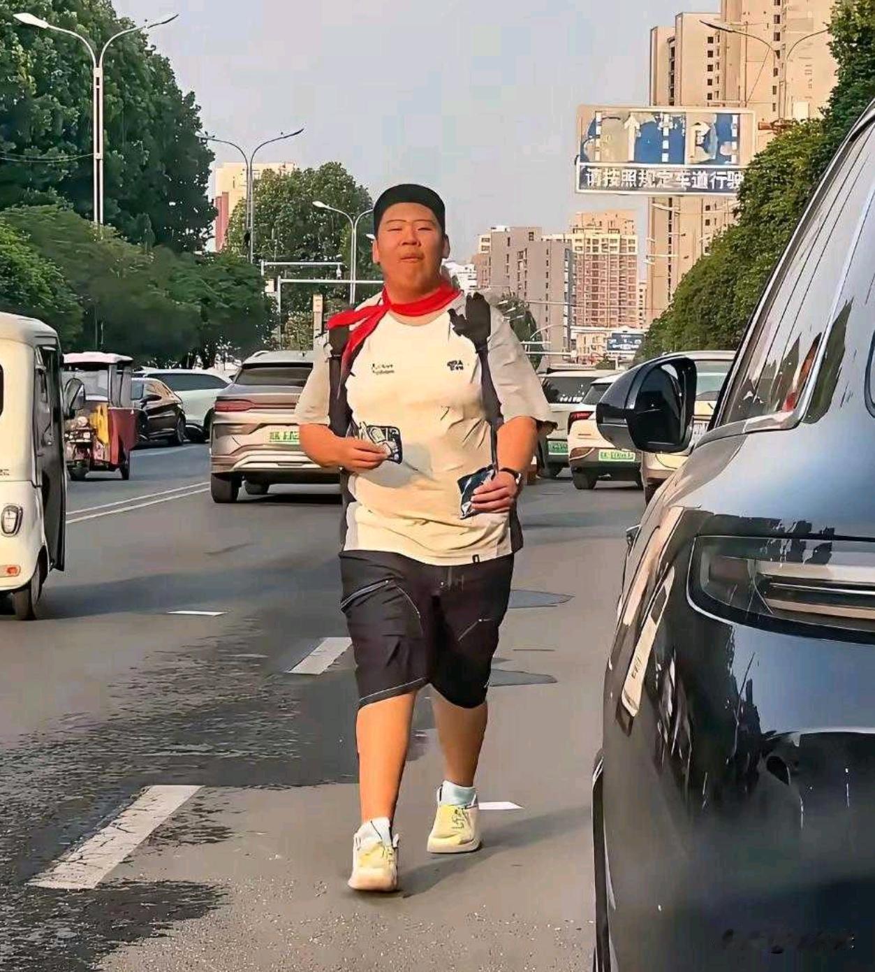 现在的孩子长得太快了，要不是带了红领巾，根本就认不出来是个孩子