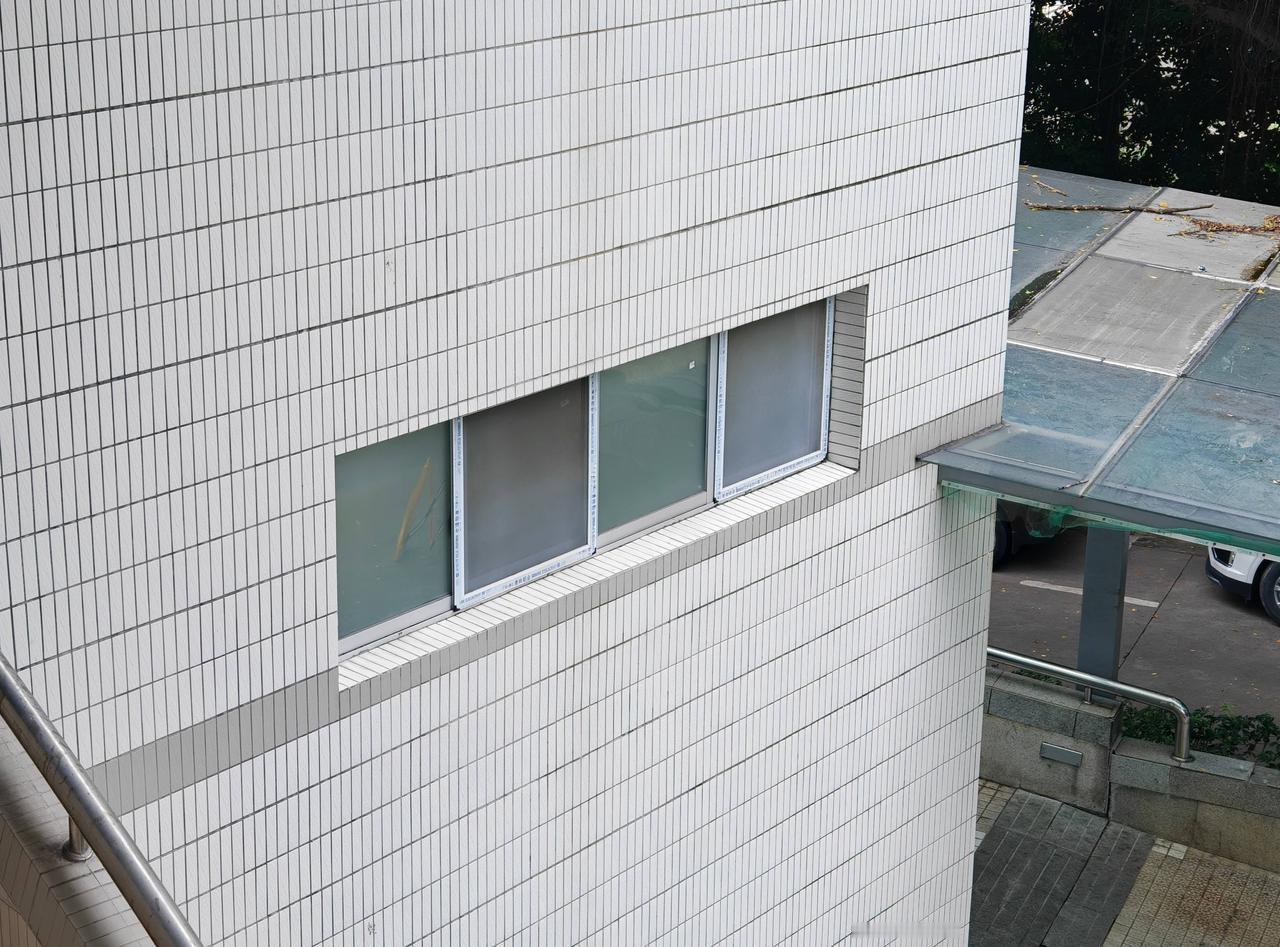 【网友称游泳馆女更衣室窗外有摄像头】游泳馆回应女更衣室窗外有摄像头 6月4日，有