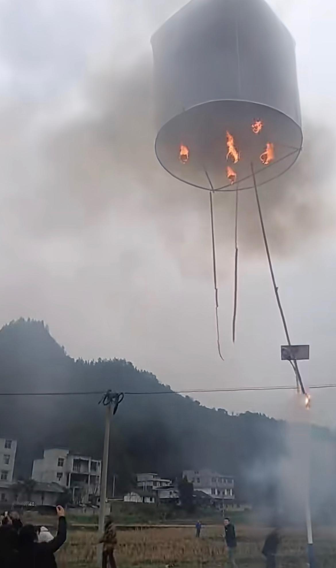 第一次见这样放鞭炮的，跟放热气球似的，这有很大的安全隐患啊。

过年要开开心心安