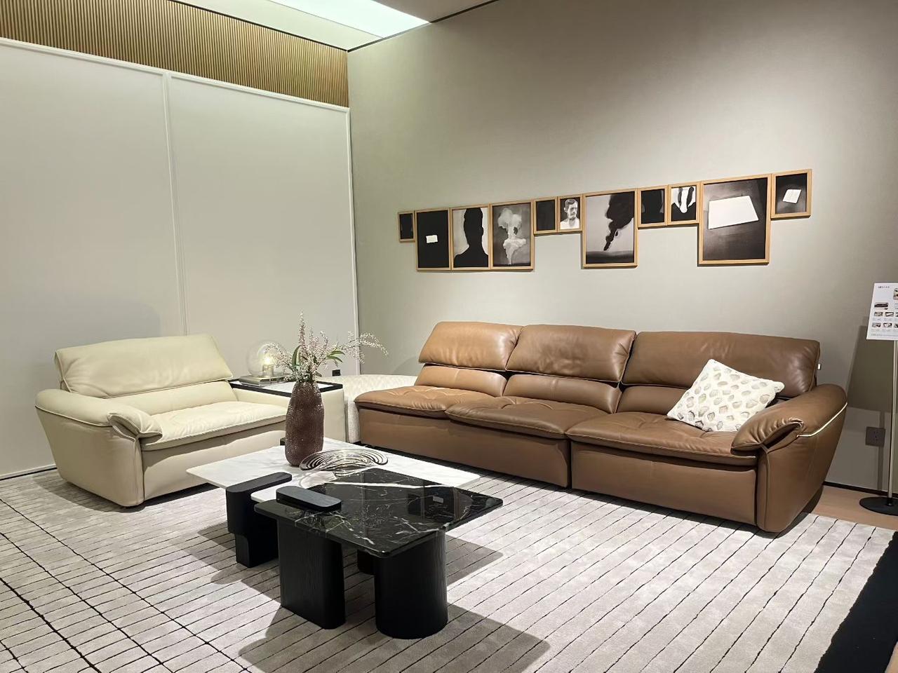 开家具店的日常就是盼着客户上门，刚刚有客户一下子买了一套床和一套木沙发，这可太让