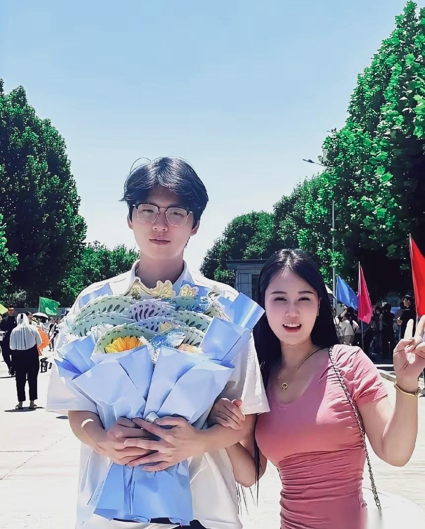 郑州一考生被清华提前批录取，妈妈激动万分为他庆贺…
郑州高考学子