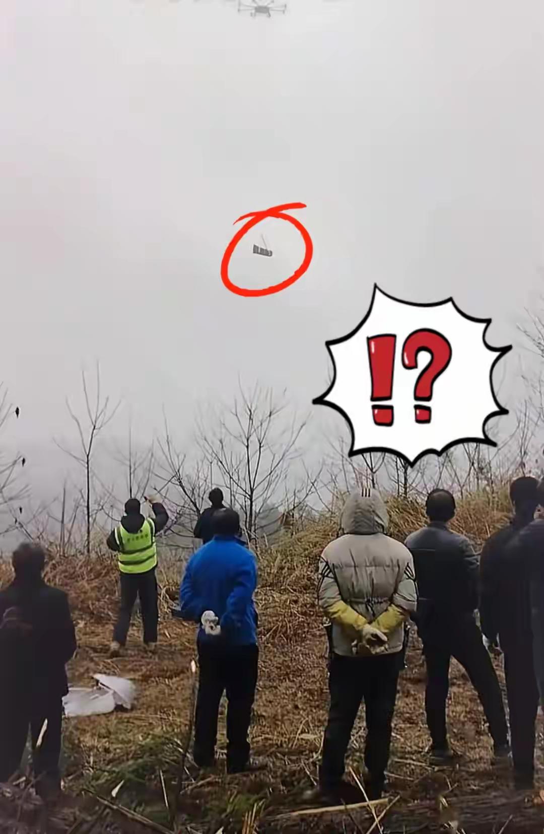 天下奇闻出贵州
飞机吊棺上山巅
死前未坐飞机飞
如今了却大心愿
贵州遵义山村老奶