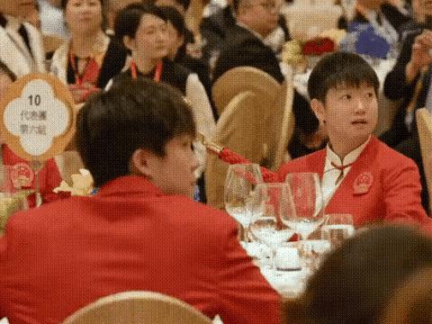 郑思维的吃播却暴露了莎头搭档的对话内容
现在全网都知道大头海鲜过敏了
郑思维视角