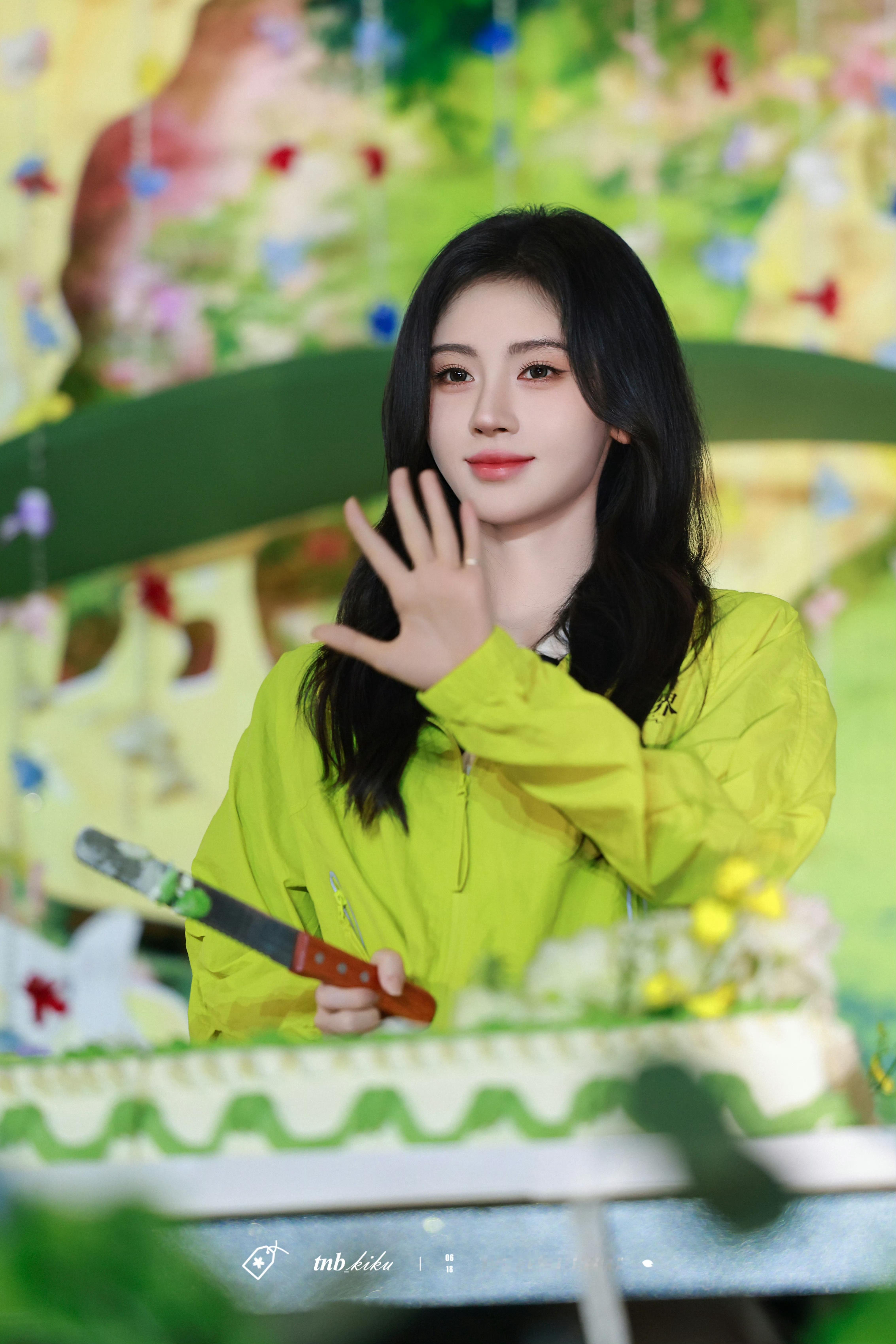 🍊鞠婧祎这单任务我苏绿夏接了 🍊鞠婧祎看到粉丝淋雨哭了 🍊鞠式爱心送蜜橘 