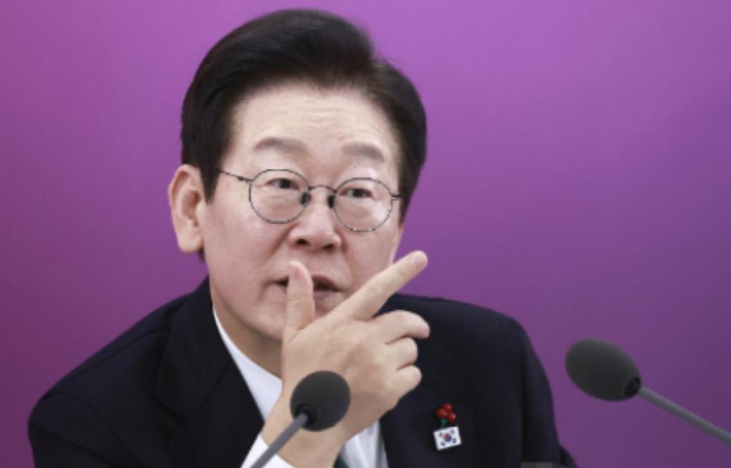 李在明挥出了一记“重拳”。据韩联社报道，韩国总统李在明来到釜山市东区的海洋水产部