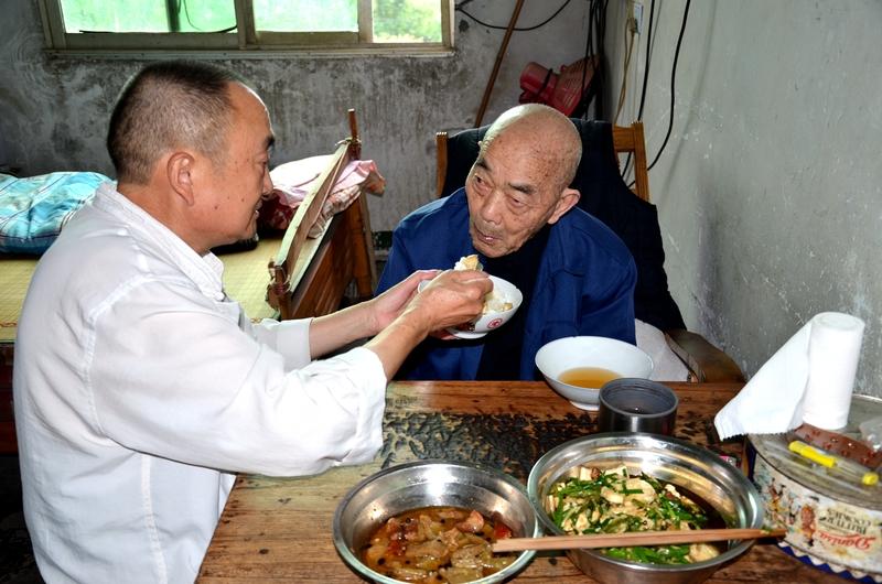 我出生在汉水之滨鄂西北山区农村。总觉得人的一生求儿女成家。就像我家，以前我没对象