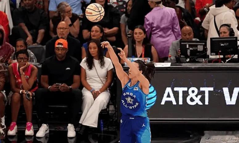 “女库里”克拉克真偶像啊

WNBA全明星赛库珀队122-129韦瑟斯庞队，比赛