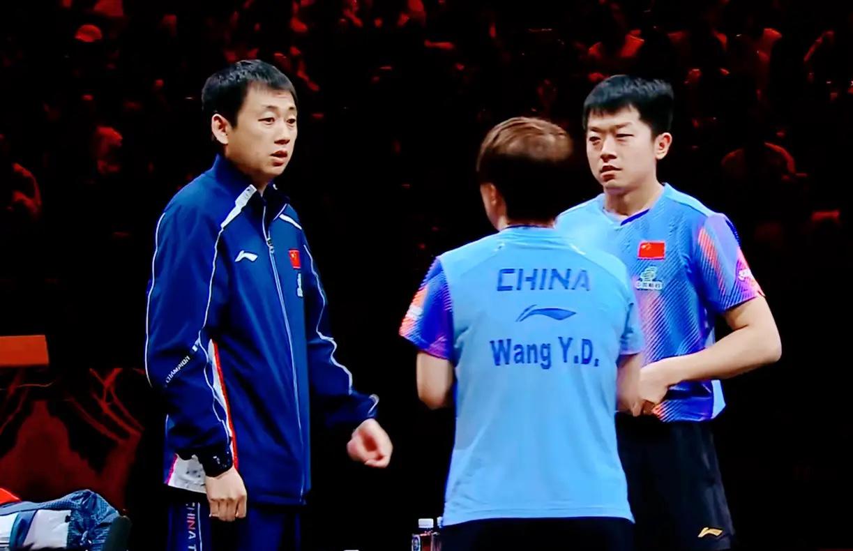 家门口开打！国乒主场真有意思，认识的不认识的教练全都能顶到场边。
袁励岑/王艺迪